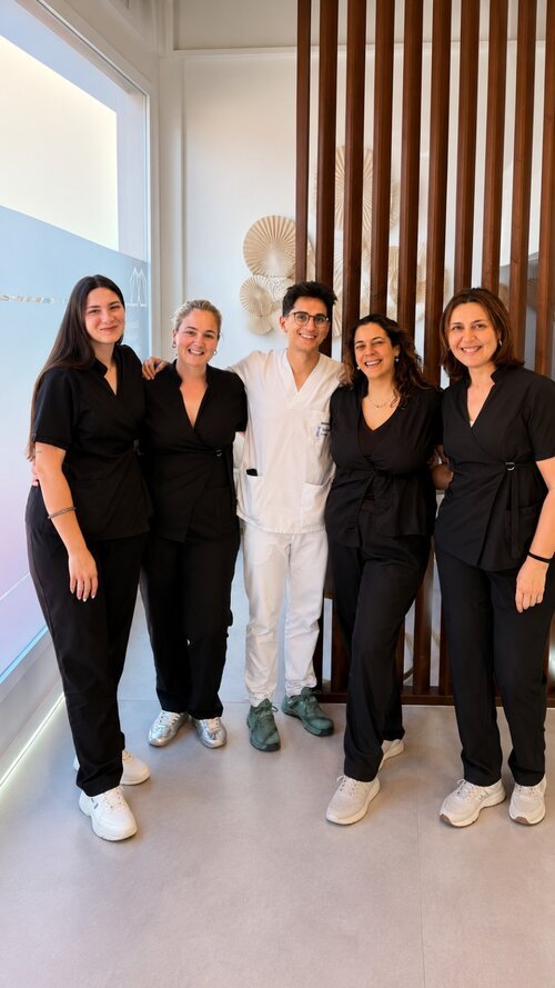 Equipo clínico en consulta durante una estancia formativa